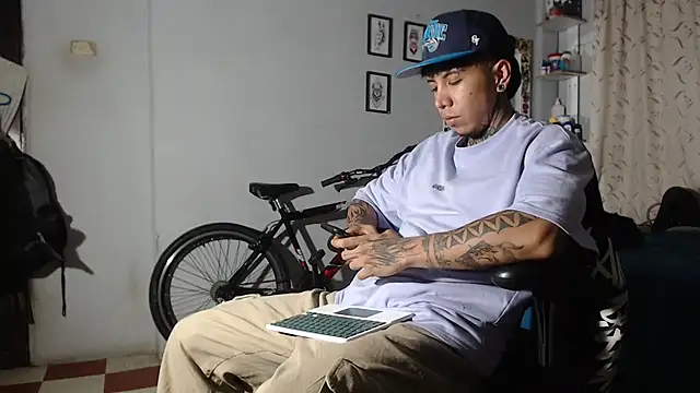 Nickhot0609 online show from 4, 2, 2025