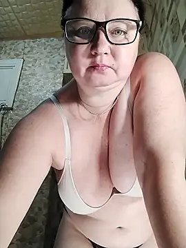 Snapshot of Holly-69 chatting on 8, 11, 2025 Holly-69 online show from 8, 11, 2025