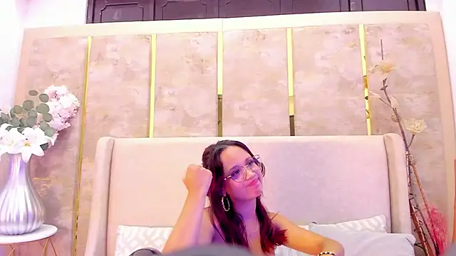 Snapshot of MelanieRoah chatting on 22, 3, 2025 MelanieRoah online show from 22, 3, 2025