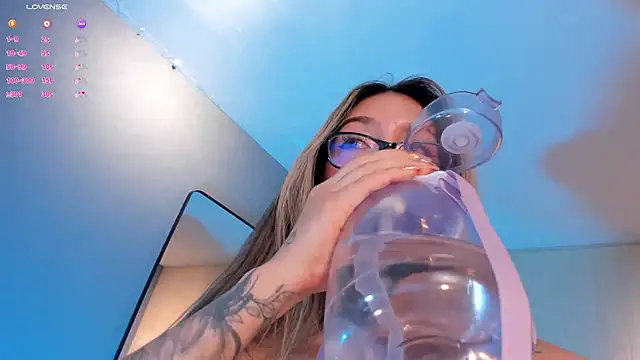 Snapshot of TaraLawrence chatting on 25, 2, 2025 TaraLawrence online show from 25, 2, 2025