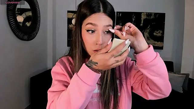 Snapshot of TaraLawrence chatting on 26, 9, 2025 TaraLawrence online show from 26, 9, 2025