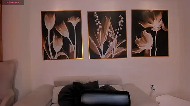 Snapshot of TaraLawrence chatting on 5, 2, 2026 TaraLawrence online show from 5, 2, 2026