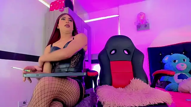 Hellen moons   online show from 6, 11, 2025