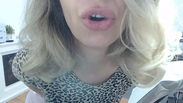 Snapshot of SukyGirl chatting on 7, 3, 2025 SukyGirl online show from 7, 3, 2025