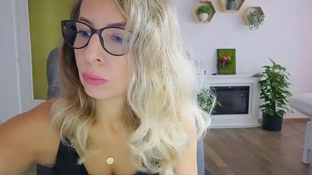 Snapshot of SukyGirl chatting on 28, 10, 2025 SukyGirl online show from 28, 10, 2025