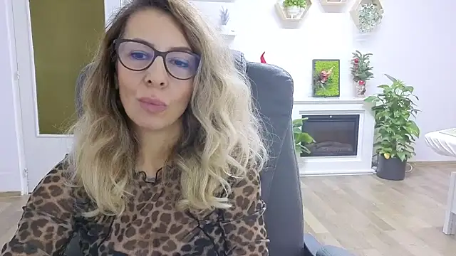 Snapshot of SukyGirl chatting on 17, 11, 2025 SukyGirl online show from 17, 11, 2025