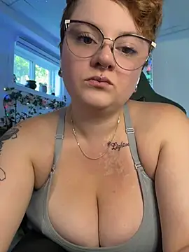 Snapshot of Sweetleeahxx chatting on 3, 7, 2026 Sweetleeahxx online show from 3, 7, 2026