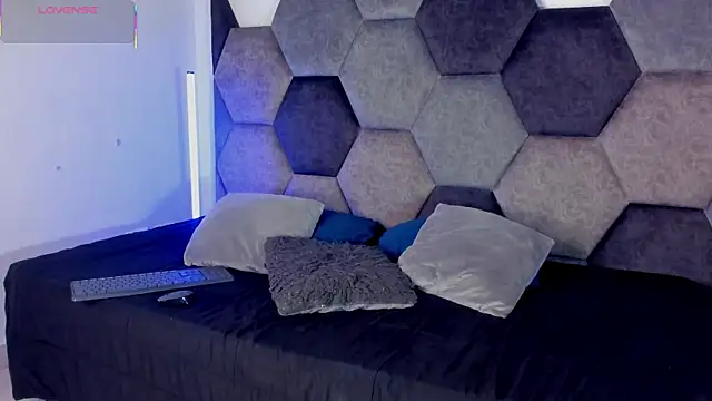 Latrellx7 online show from 12, 4, 2026