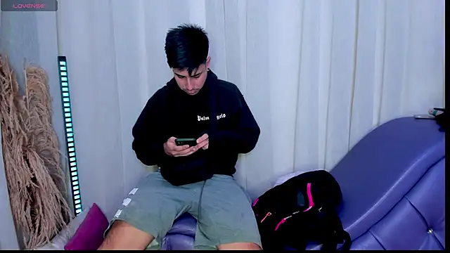 Yourslust  online show from 17, 11, 2025