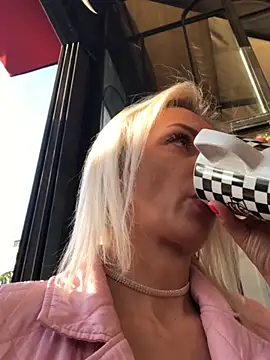 Diamond Bunny  online show from 27, 1, 2025