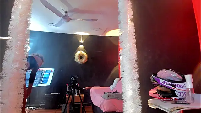 YayaHilton online show from 3, 12, 2025