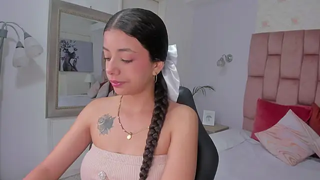 Snapshot of coraltaylor chatting on 13, 10, 2025 coraltaylor online show from 13, 10, 2025