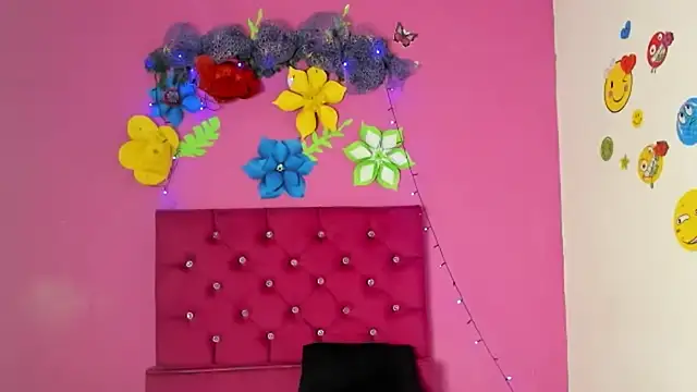 Snapshot of tiffany_Bitch chatting on 22, 12, 2024 tiffany Bitch online show from 22, 12, 2024