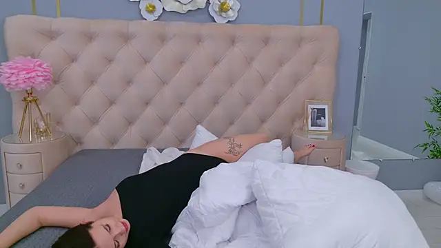 Snapshot of milaleoneli chatting on 12, 2, 2025 milaleoneli online show from 12, 2, 2025