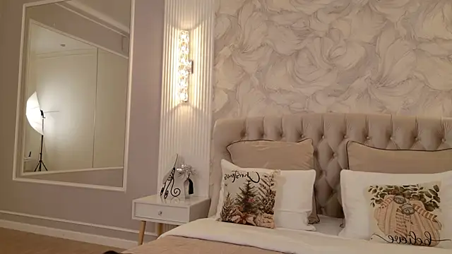 Snapshot of milaleoneli chatting on 18, 12, 2025 milaleoneli online show from 18, 12, 2025