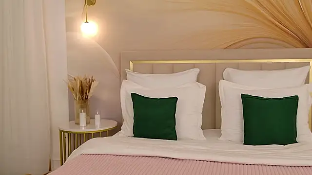 Snapshot of milaleoneli chatting on 5, 3, 2026 milaleoneli online show from 5, 3, 2026