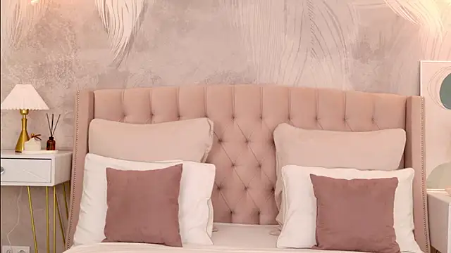 Snapshot of milaleoneli chatting on 24, 3, 2026 milaleoneli online show from 24, 3, 2026