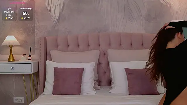 Snapshot of milaleoneli chatting on 5, 4, 2026 milaleoneli online show from 5, 4, 2026