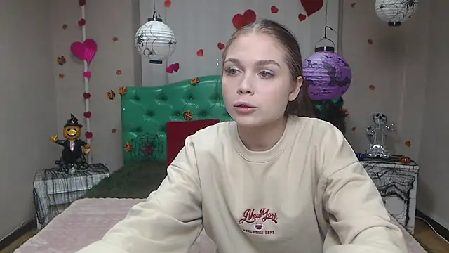 Snapshot of LaraPika chatting on 4, 11, 2025 LaraPika online show from 4, 11, 2025