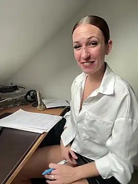 lola tentatiion online show from 10, 3, 2025