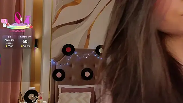 Jenna Adams  online show from 4, 3, 2025