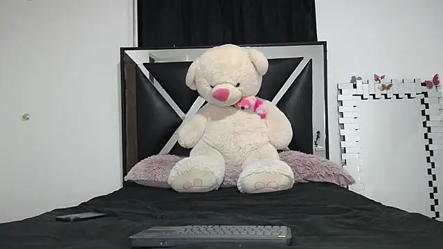 Snapshot of merlin-18 chatting on 22, 2, 2025 merlin-18 online show from 22, 2, 2025