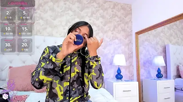 Eliza Thaylor   online show from 10, 1, 2025