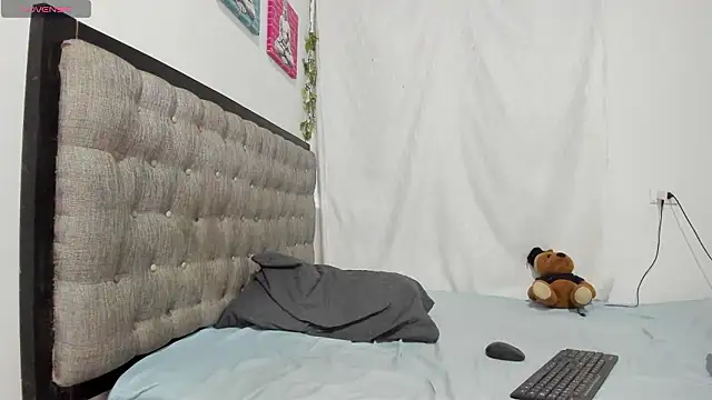 Snapshot of emi_henao chatting on 10, 1, 2026 emi henao online show from 10, 1, 2026