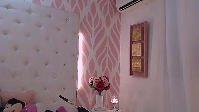 Snapshot of SashaDurante chatting on 27, 10, 2025 SashaDurante online show from 27, 10, 2025
