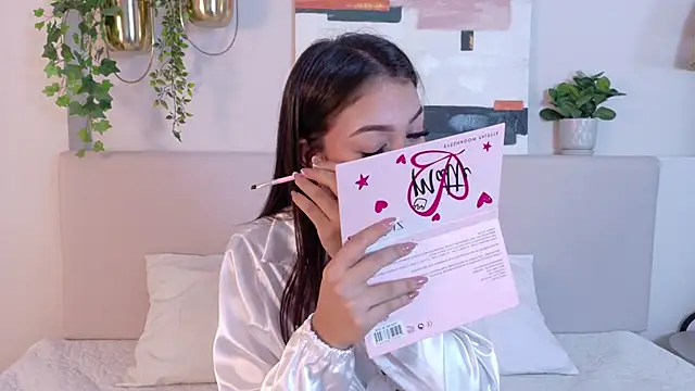 Snapshot of MiaOconner chatting on 1, 2, 2025 MiaOconner online show from 1, 2, 2025