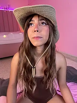 Snapshot of KellyOlsenbe chatting on 7, 5, 2026 KellyOlsenbe online show from 7, 5, 2026
