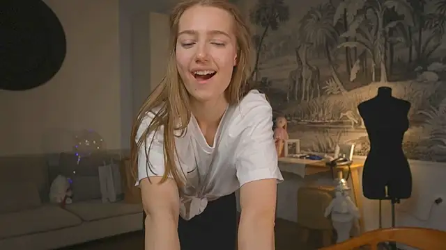 Snapshot of solar_bella chatting on 4, 1, 2025 solar bella online show from 4, 1, 2025