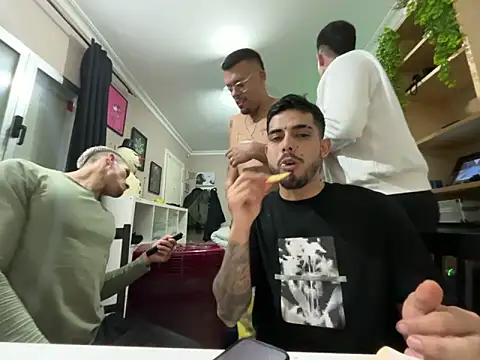 Snapshot of Chicos_defiesta chatting on 7, 1, 2025 Chicos defiesta online show from 7, 1, 2025