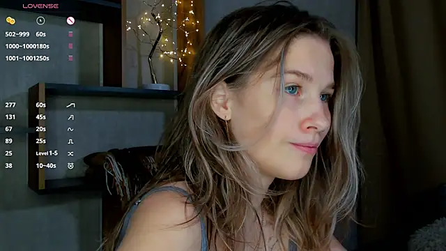 Snapshot of LinaCristonsen chatting on 4, 12, 2024 LinaCristonsen online show from 4, 12, 2024