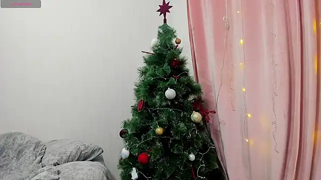 Snapshot of LinaCristonsen chatting on 4, 1, 2025 LinaCristonsen online show from 4, 1, 2025