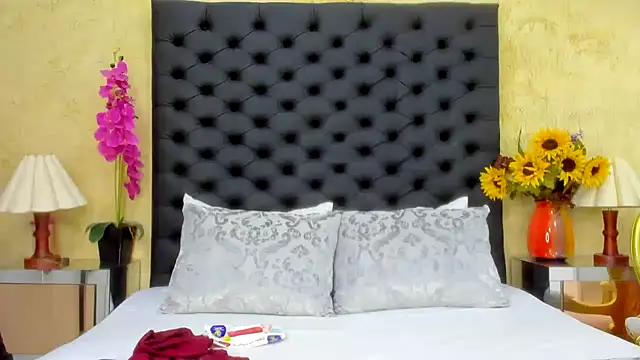 NahomiWhitel online show from 22, 10, 2025