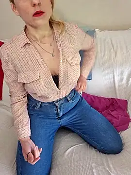 Snapshot of JennyCoquine chatting on 23, 11, 2025 JennyCoquine online show from 23, 11, 2025