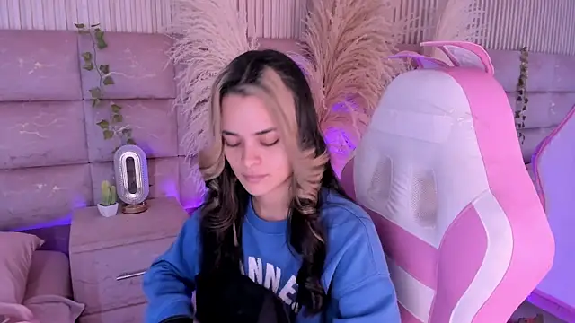 Snapshot of HannaRhodes chatting on 14, 7, 2026 HannaRhodes online show from 14, 7, 2026