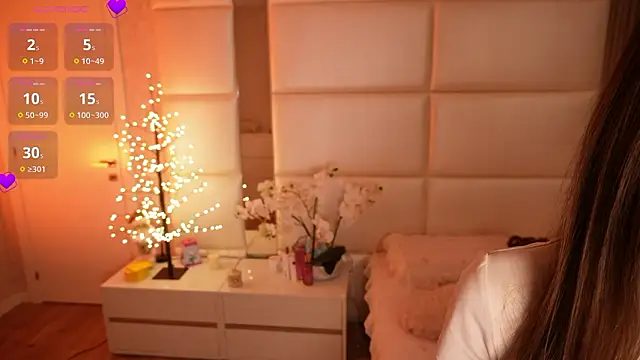 Lilly Colins online show from 27, 2, 2026