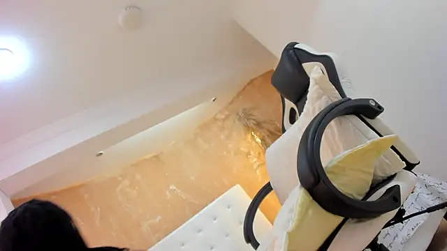 APRILL FOXX online show from 18, 2, 2025