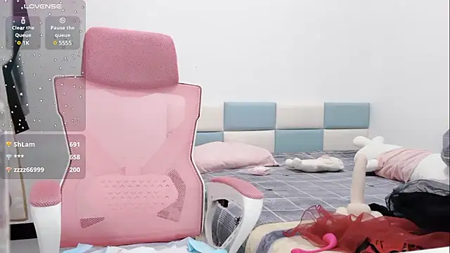 Qwi-V1 online show from 6, 2, 2025