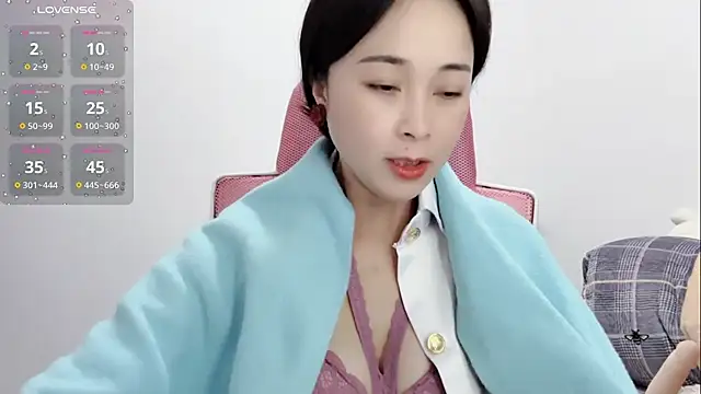 Qwi-V1 online show from 8, 2, 2025