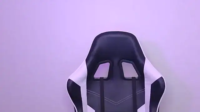 Snapshot of KLEOKILLS chatting on 4, 10, 2025 KLEOKILLS online show from 4, 10, 2025