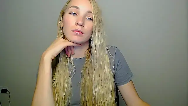 Snapshot of Queen_ofLove chatting on 7, 10, 2025 Queen ofLove online show from 7, 10, 2025