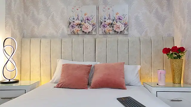 Snapshot of MeganCruzGB chatting on 21, 11, 2025 MeganCruzGB online show from 21, 11, 2025