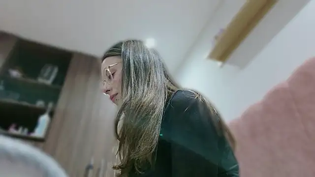 Snapshot of Emmy_petit chatting on 16, 10, 2025 Emmy petit online show from 16, 10, 2025