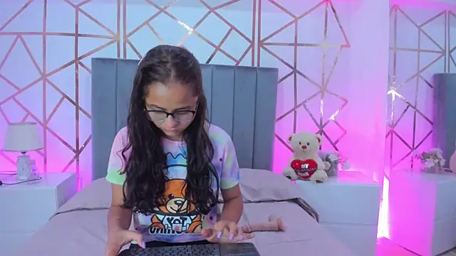 Snapshot of Giselle_Roldan chatting on 24, 1, 2025 Giselle Roldan online show from 24, 1, 2025