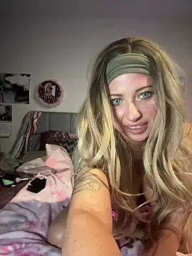 Snapshot of Hollyhudson123 chatting on 19, 3, 2025 Hollyhudson123 online show from 19, 3, 2025