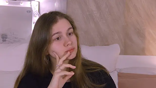 Snapshot of EllieHayes chatting on 5, 3, 2026 EllieHayes online show from 5, 3, 2026