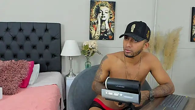 Snapshot of Robin_Rief chatting on 2, 3, 2025 Robin Rief online show from 2, 3, 2025